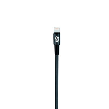 كابل Smart Gate (طراز SGCA-BCL100CFB) من USB-C إلى Lightning، بطول 1 متر ولون أسود، يتميز بتصميم مجدول معزز بألياف الكربون وحماية ضد التداخل.